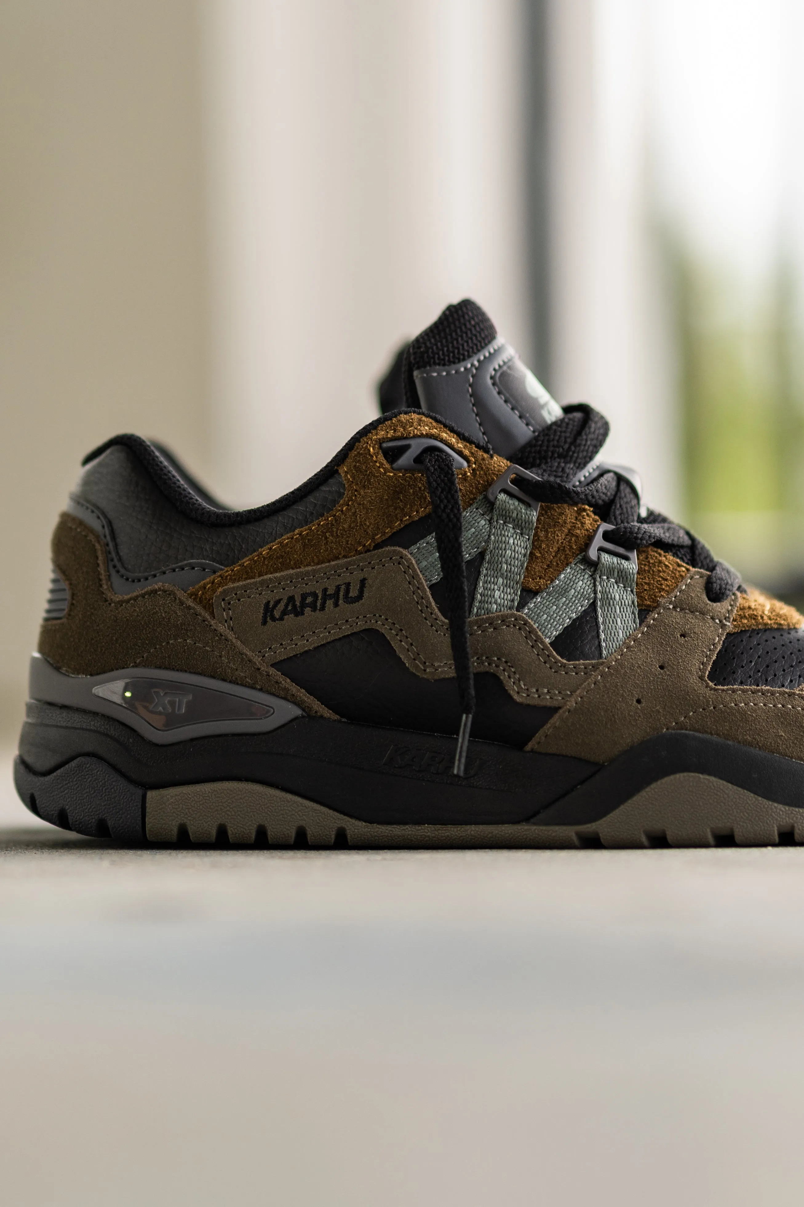 Karhu Fusion XT (Black/Laurel Wreath)